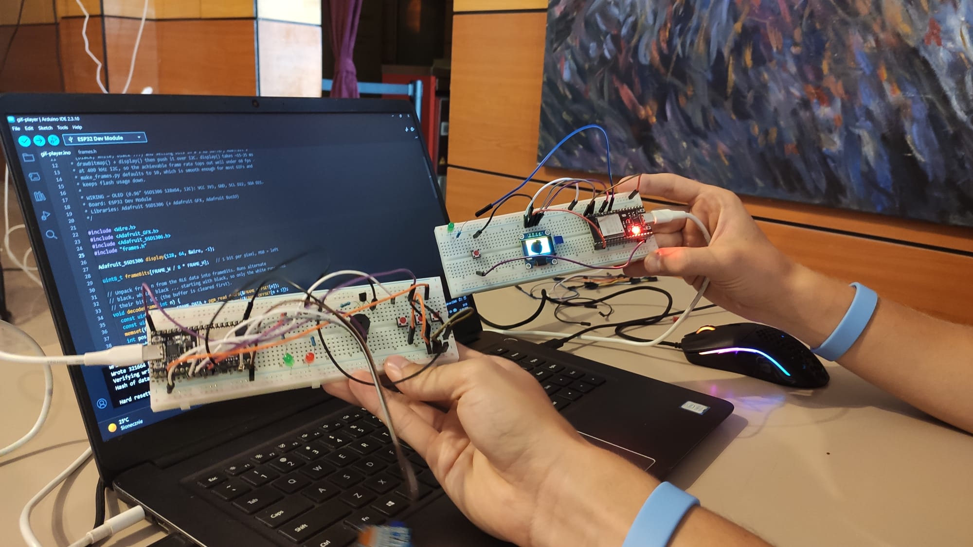 projekt programistyczny - laptop z kodem, płytka, sterownik